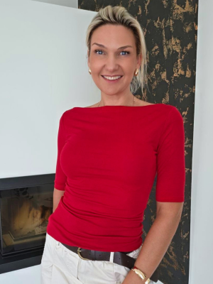 Raudona bazinė moteriška premium palaidinė trumpomis rankovėmis